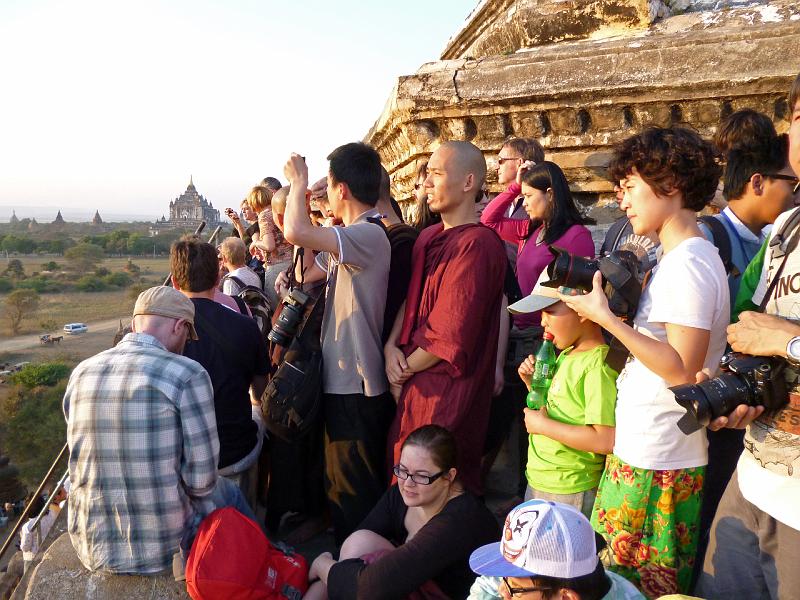 Burma III-098-Seib-2014.jpg - Sunset crowd on the Shwesandaw Pagoda (Photo by Roland Seib)